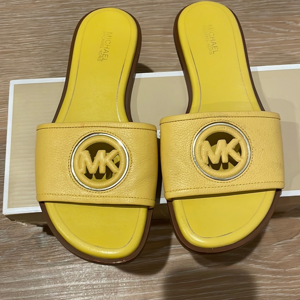 Michael Kors Deana cut out slides